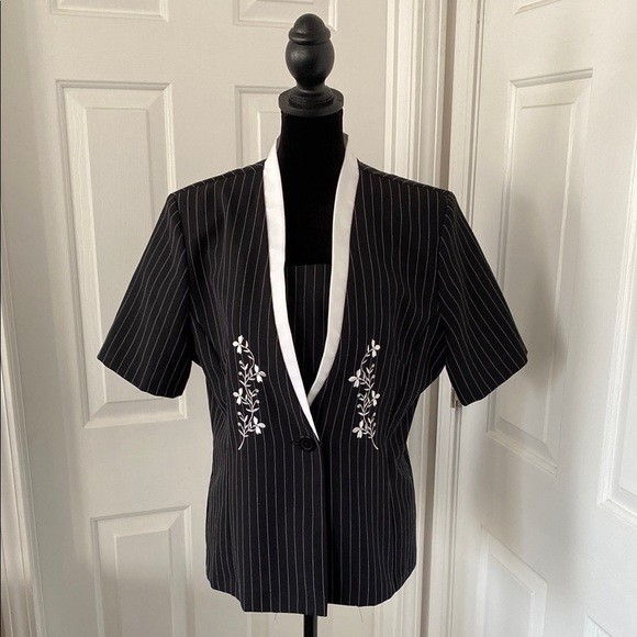 dress savvy Jackets & Blazers - Dress Savvy Vintage Black Pinstripe Blazer with White Floral Detail